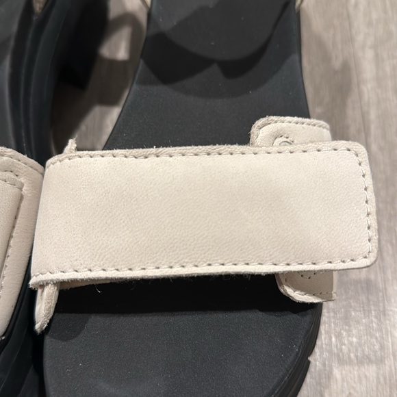 Ugg Ashton Ankle Sandals - Picture 13 of 13